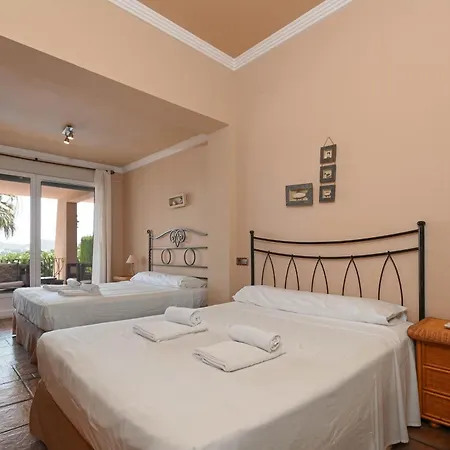 Luxury Leona Villa *