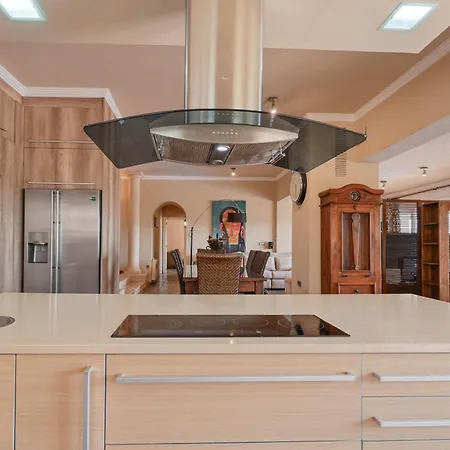 Luxury Leona Villa *