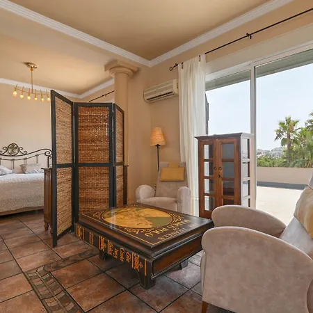 Luxury Leona Villa